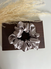 Šilkinė plaukų gumytė PEARL GRAY